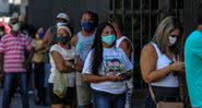 Pessoas em fila no Rio de Janeiro - Getty Images