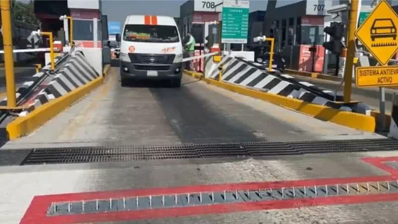 Van se aproxima de fura pneus em pedágio de Ecatepec - Divulgação / Vídeo / El Universal