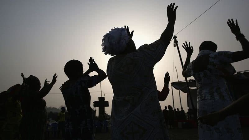 Imagem ilustrativa de pessoas durante evento religioso na Libéria - Getty Images