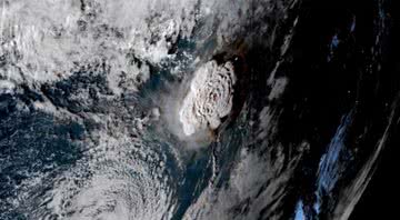 Imagem de satélite da erupção em Tonga - Divulgação / CNN