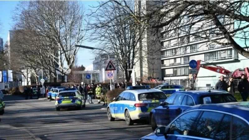 Carros de polícia em frente ao local do tiroteio - Divulgação / Twitter