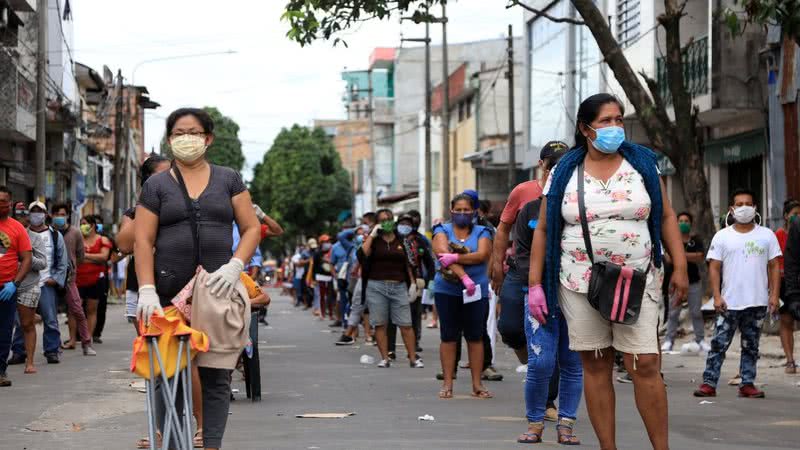 Utilizando máscaras, peruanos realizam distanciamento em rua do país - Getty Images