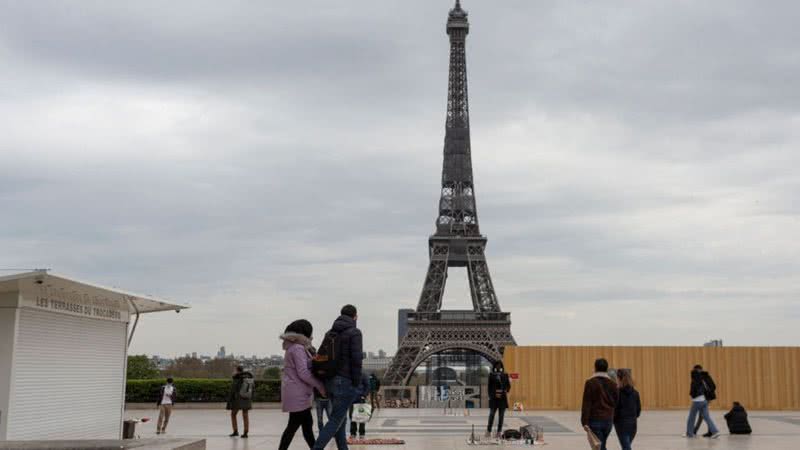 Pessoas caminham próximas à Torre Eiffel - Getty Images