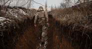 Soldado em trincheira na Ucrânia - Getty Images