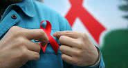 Laço vermelho, símbolo mundial da luta contra a AIDS - Getty Images