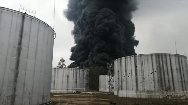 Depósito de petróleo que foi atingido durante ataque aéreo - Divulgação / Serviço de Estado da Ucrânia para Emergências