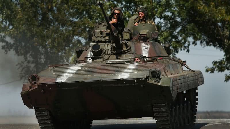 Soldados em tanque de guerra - Getty Images