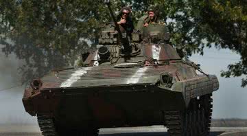 Soldados em tanque de guerra - Getty Images