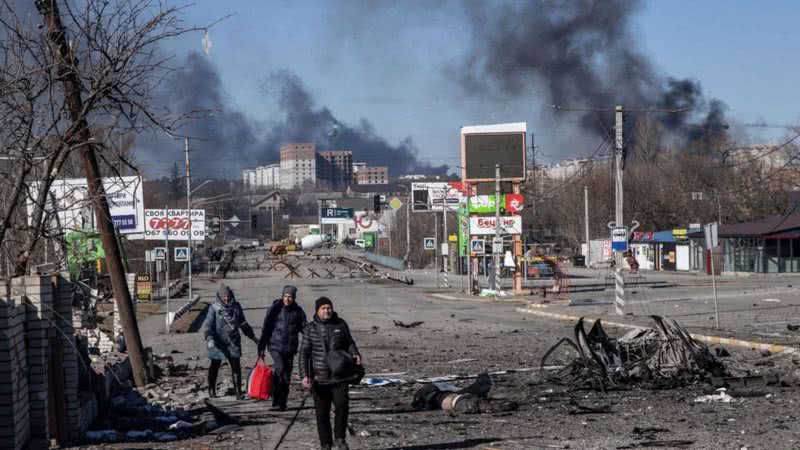 Civis ucranianos em local bombardeado - Getty Images