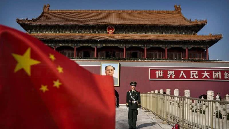 Soldado chinês à frente da Porta de Tiananmen, em Pequim - Getty Images