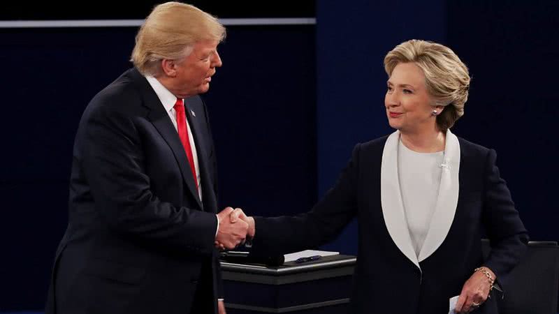 Donald Trump cumprimenta Hillary Clinton durante debate ocorrido em 2016 - Getty Images