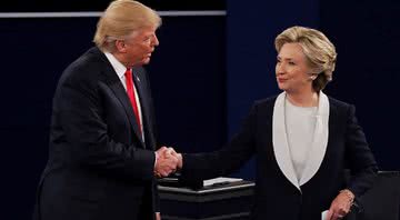 Donald Trump cumprimenta Hillary Clinton durante debate ocorrido em 2016 - Getty Images