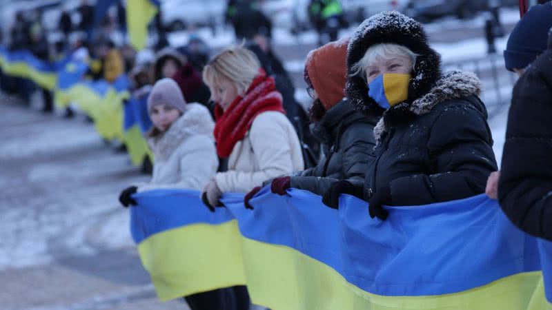 Pessoas se manifestam contra a guerra, em Kiev - Getty Images