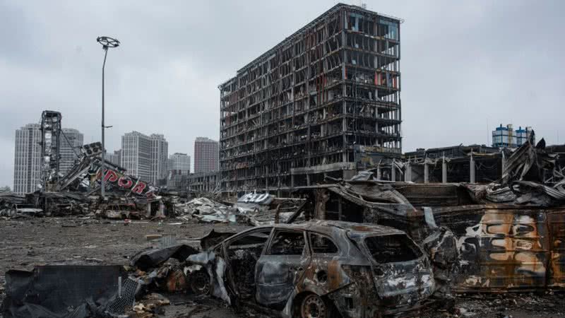 Prédios e carros destruídos após bombardeios na região de Kiev - Getty Images