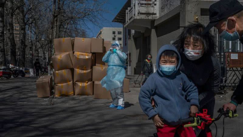 Criança acompanhada de adultos na China - Getty Images