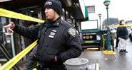 Policial em frente à estação de metrô onde ocorreu o tiroteio - Getty Images