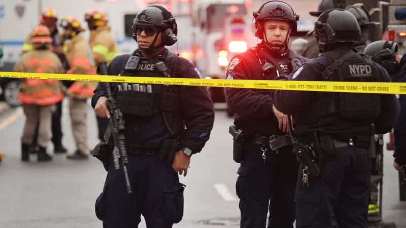 Policiais em local próximo à estação de metrô - Getty Images