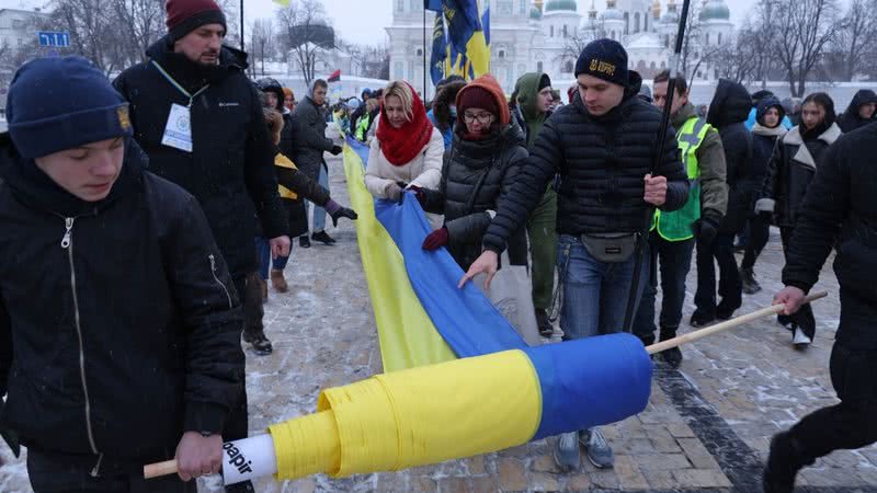 Ucranianos protestam contra a guerra, em Kiev - Getty Images