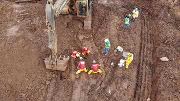 Equipe de bombeiros durante buscas em Brumadinho - Divulgação / Corpo de Bombeiros