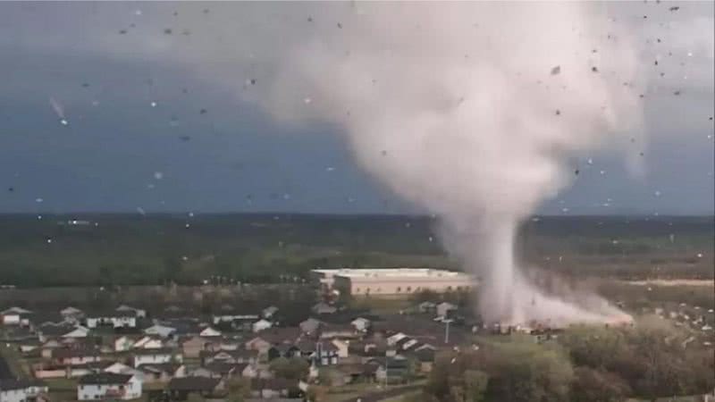 Tornado passa pela cidade de Andover - Divulgação / Youtube