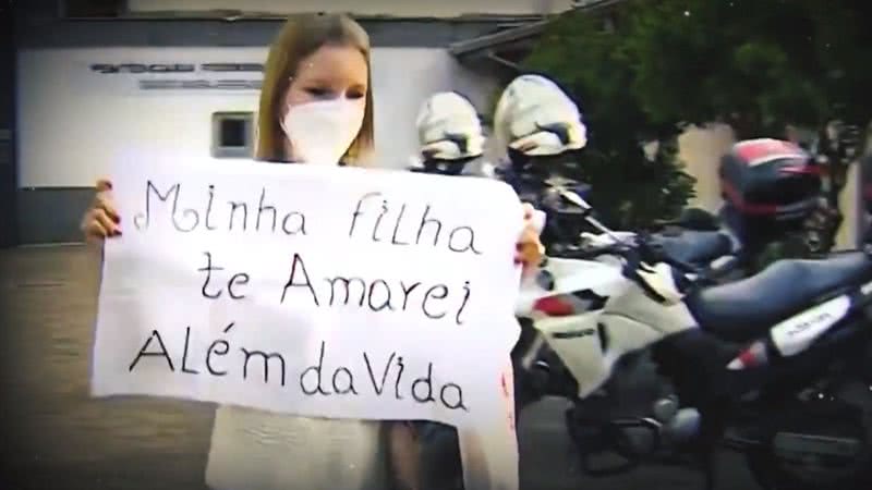 Elize segura cartaz com mensagem para a filha - Divulgação / G1