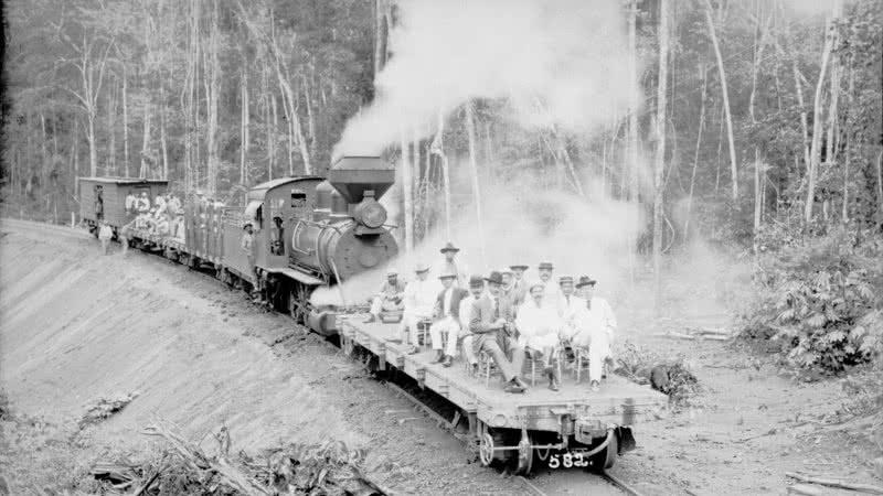 Autoridades durante inauguração de trecho da ferrovia - Domínio público / José Rosael / HélioNobre / Museu Paulista da USP