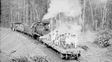 Autoridades durante inauguração de trecho da ferrovia - Domínio público / José Rosael / HélioNobre / Museu Paulista da USP