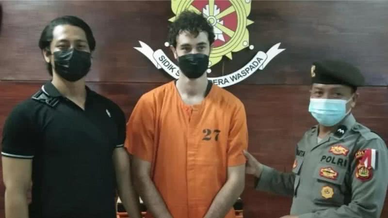 O jovem Alberto em meio a autoridades indonésias - Divulgação / Ngurah Rai Airport Police