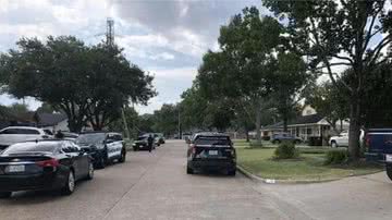 Carros de polícia em frente à casa onde foi encontrada a ossada - Divulgação / Departamento de Polícia de Houston