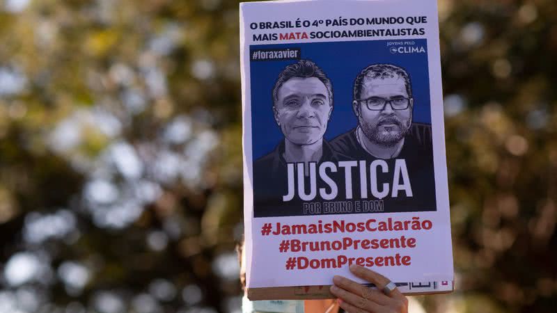 Manifestante com cartaz pede justiça a Dom e Bruno - Getty Images