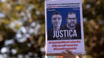 Manifestante com cartaz pede justiça a Dom e Bruno - Getty Images