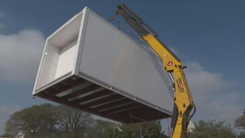 Casa modular sendo instalada na Vila Reencontro - Divulgação / TV Globo