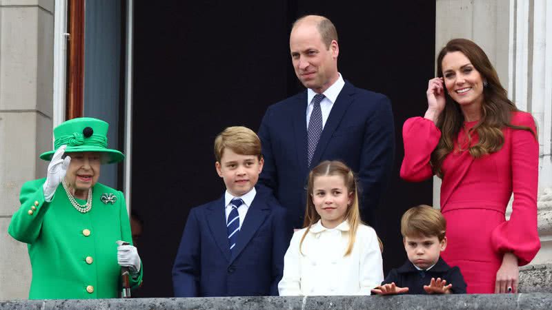 Elizabeth II ao lado de William, Kate e os netos George, Charlotte e Louis - Getty Images