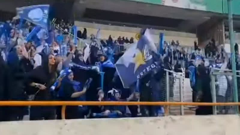 Torcedoras iranianas durante partida de futebol - Divulgação / Youtube / Associated Press