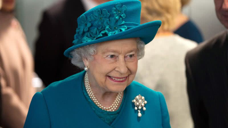 Rainha Elizabeth exibe um de seus colares - Getty Images