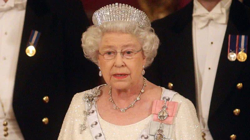 Elizabeth II com coroa e joias - Getty Images