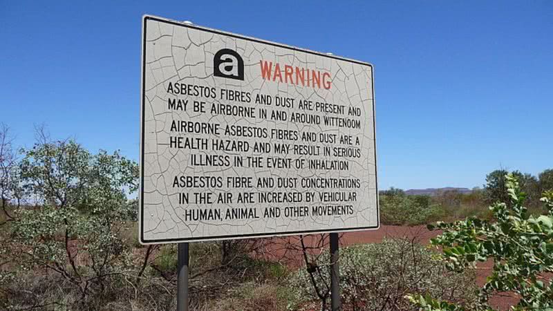 Placa de aviso sobre a contaminação por amianto na cidade de Wittenoom - Wikimedia Commons / Five Years