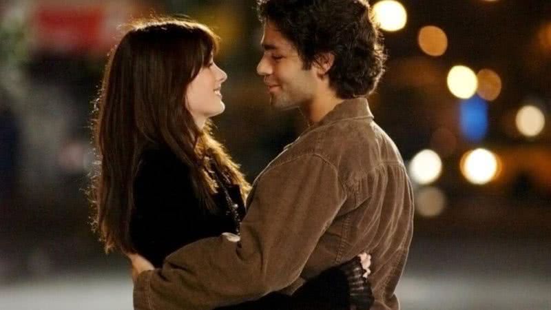 Anne Hathaway e Adrian Grenier em cena de "O Diabo Veste Prada" - Divulgação /20th Century Studios