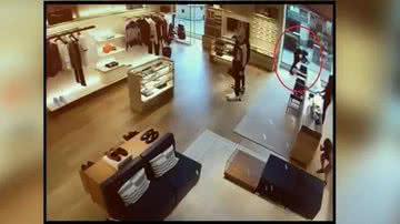 Adolescente acabou batendo a cabeça em vitrine e desmaiando - Divulgação / Fox26