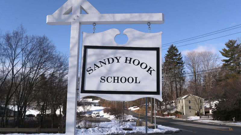 Placa com nome da escola Sandy Hook - Getty Images