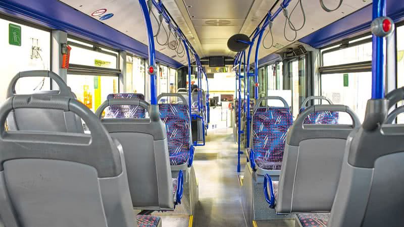 Imagem ilustrativa do interior de um ônibus - Imagem de Mario Venzlaff por Pixabay