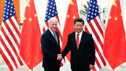 Joe Biden e Xi Jinping apertam as mãos durante encontro - Getty Images