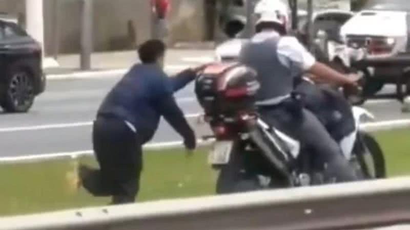 Jovem foi arrastado por policial em moto - Divulgação / redes sociais