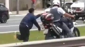 Jovem foi arrastado por policial em moto - Divulgação / redes sociais