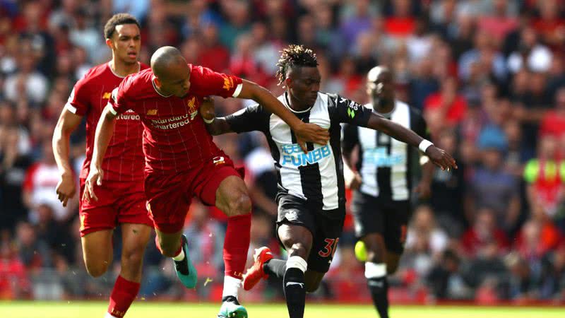 O jogador Christian Atsu à direita, jogando pelo Newcastle - Getty Images