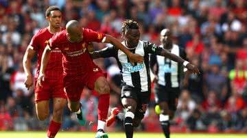 O jogador Christian Atsu à direita, jogando pelo Newcastle - Getty Images