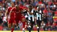 O jogador Christian Atsu à direita, jogando pelo Newcastle - Getty Images