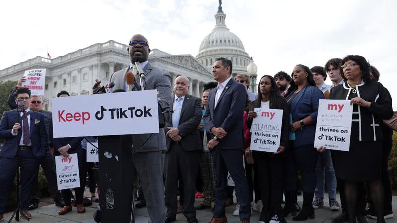 Manifestantes com cartazes contra a proibição do TikTok - Getty Images