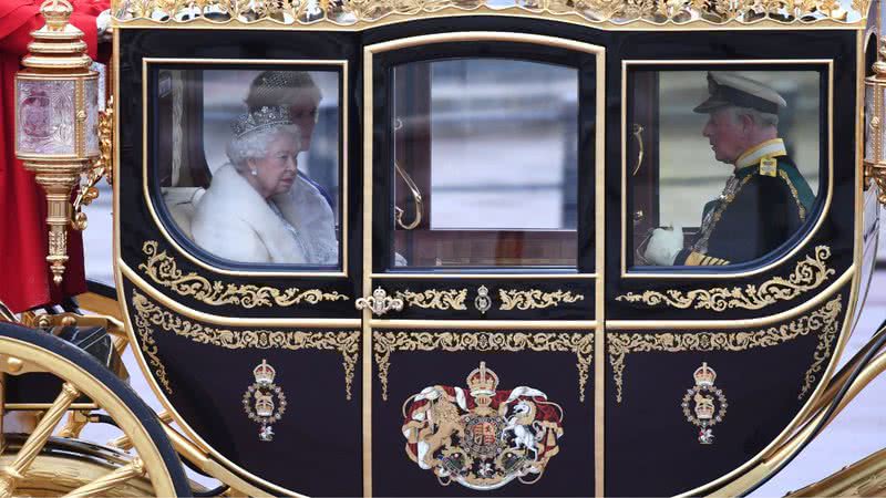 Charles, Camilla e Elizabeth II dentro da carruagem do jubileu de diamante - Getty Images