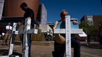 Grupo homenageia vítimas do tiroteio em Louisville - Getty Images